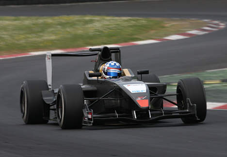 Kasper Andersen ruller ud af pitten i den helt nye racer på Monza i Italien. Efter planerne vil Kaspers racer fremstå i rød-hvide farver, når Formula Masteres sæsondebuterer den 19. maj i Valencia.